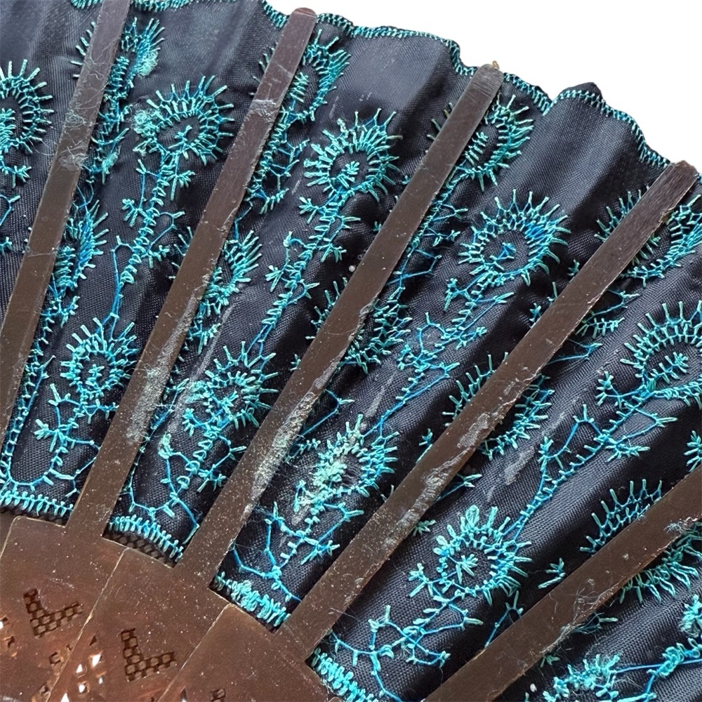Elegant Black and Gold Hand Fan - Picture 9 of 9